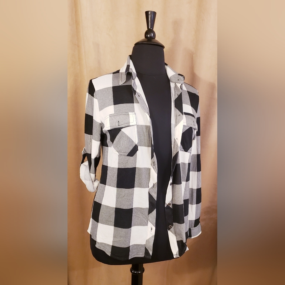 FASHION MODEL BUFFALO PLAID BUTTON DOWN TOP